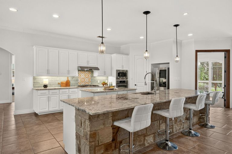 8-web-or-mls-201-canyon-vista-ln-(9-of-37).jpg