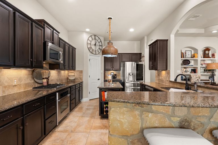 8-web-or-mls-215-choke-canyon-ln-23.jpg