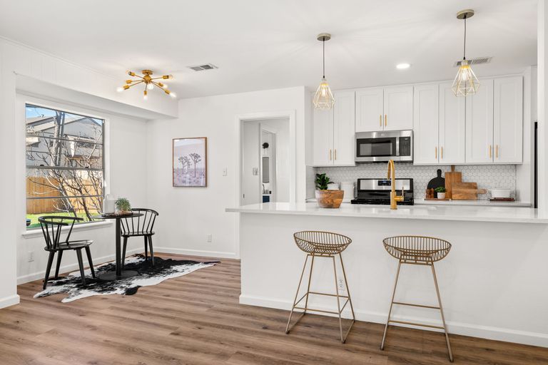 8-web-or-mls-2705-ashdale-dr-(5-of-26).jpg