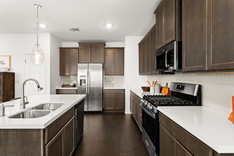 8-web-or-mls-2918-tavern-dr-(6-of-50)-1724364757.jpg