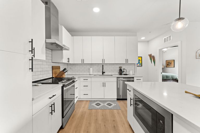 8-web-or-mls-3101-govalle-ave-215-2.jpg