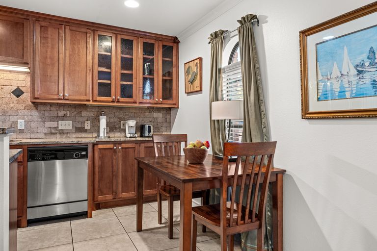 8-web-or-mls-407-e-45th-st-109-7.jpg