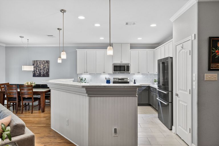 8-web-or-mls-408-kissing-oak-dr-(8-of-39).jpg