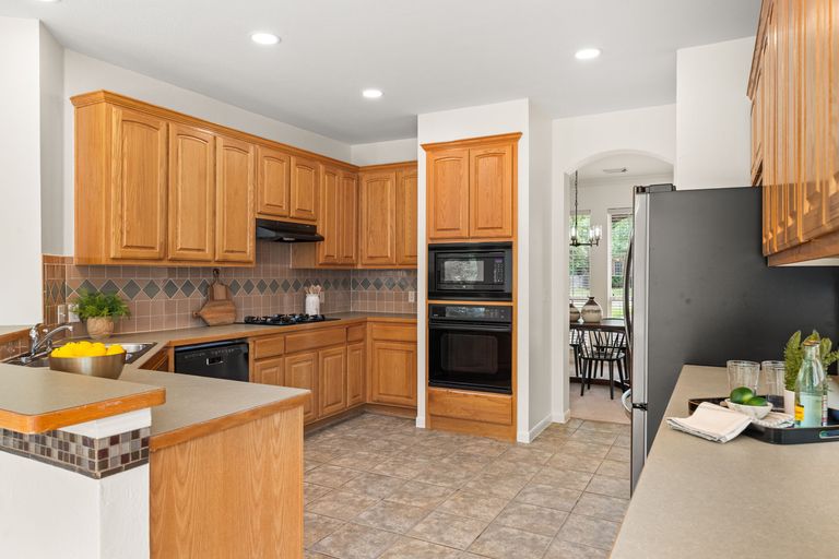 8-web-or-mls-5708-bexley-ct-9.jpg