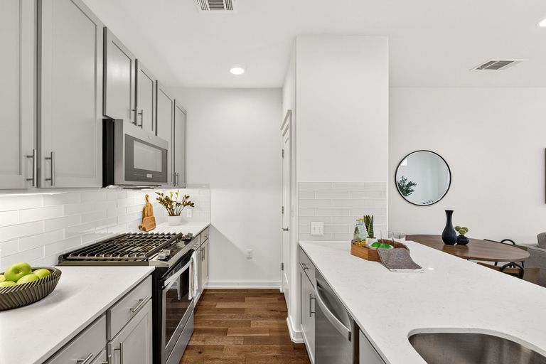 8-web-or-mls-6800-menchaca-rd-13-(9-of-25).jpg