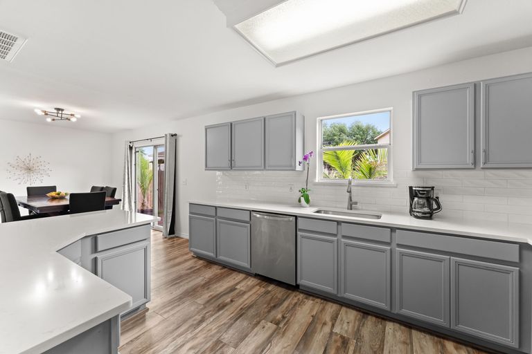 8-web-or-mls-6812-walkup-ln-19.jpg