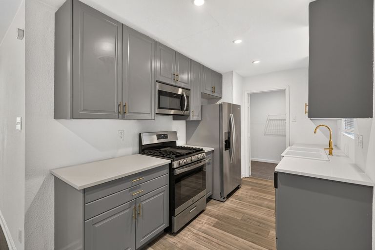 8-web-or-mls-6913-la-salle-dr-(8-of-25).jpg