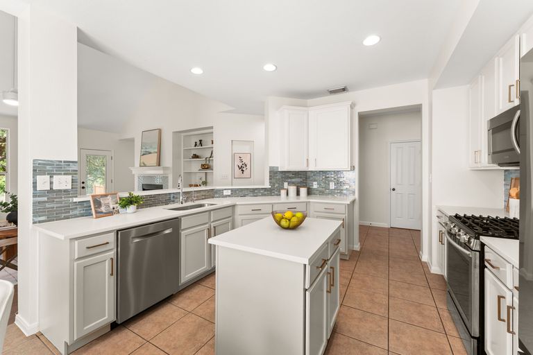 8-web-or-mls-7320-brecourt-manor-way-5.jpg