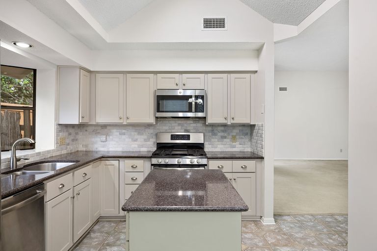 8-web-or-mls-8302-mendota-cove-kcp-081325---123.jpg