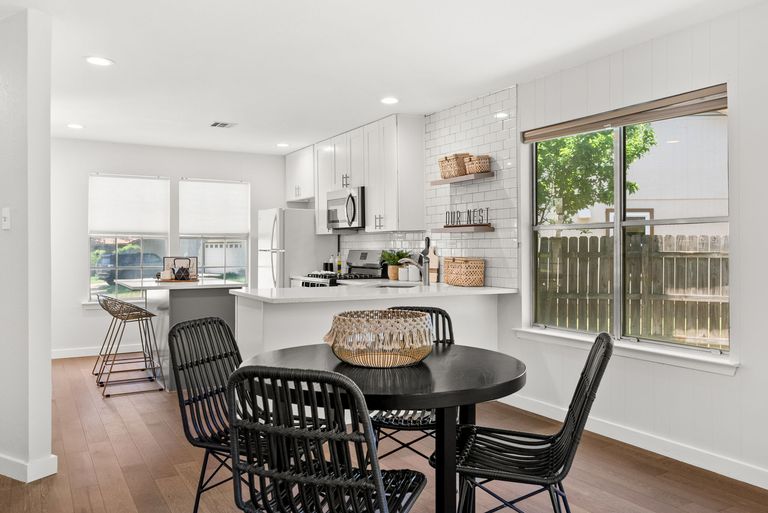 8-web-or-mls-8900-creekmont-cove-(2-of-21).jpg