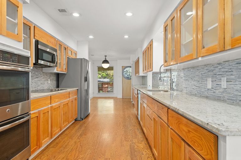 833_east_38th_street_0016.jpeg