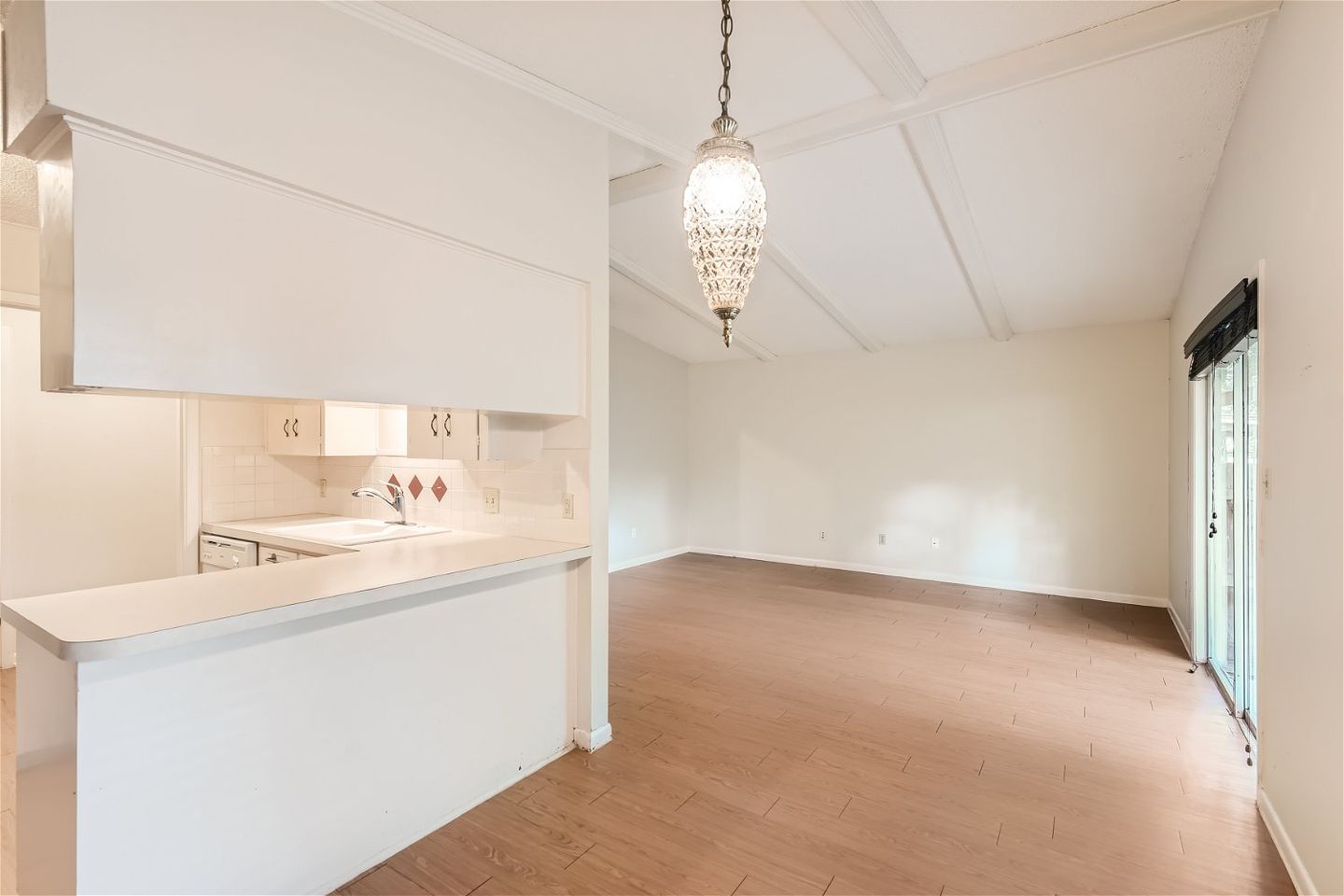 8500-daleview-dr---web-quality---005---05-dining-room.jpg
