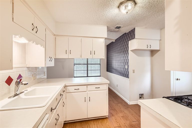 8500-daleview-dr---web-quality---006---06-kitchen.jpg