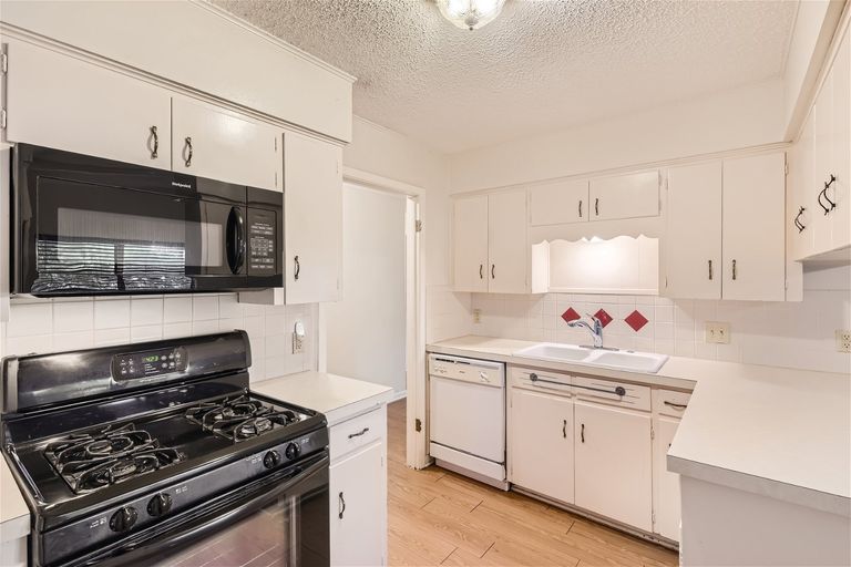 8500-daleview-dr---web-quality---007---07-kitchen.jpg