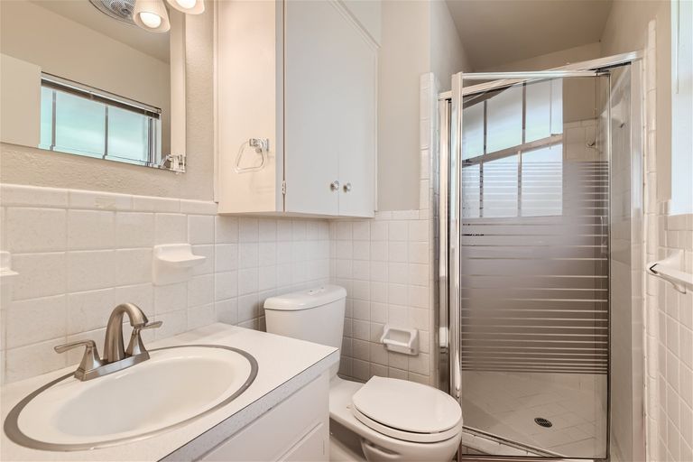 8500-daleview-dr---web-quality---009---09-primary-bathroom.jpg