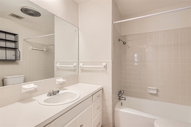 8500-daleview-dr---web-quality---012---12-bathroom.jpg