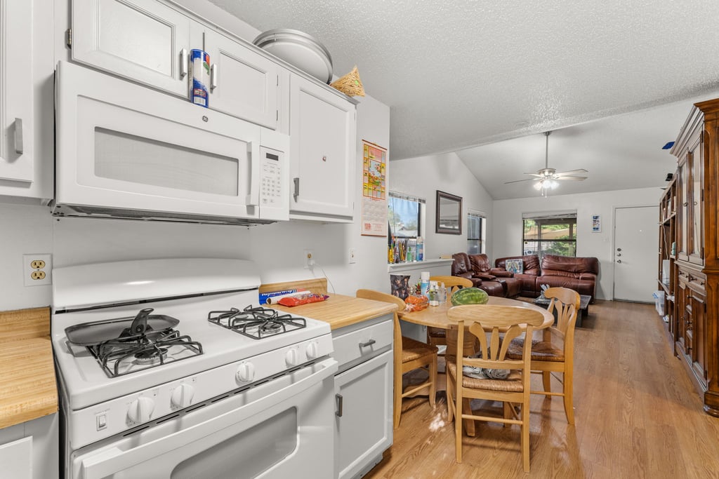 9-custom-12310-alderbrook-dr-(6-of-25).jpg