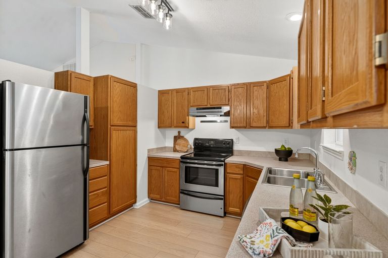 9-web-or-mls-1010-louise-st-(13-of-46).jpg