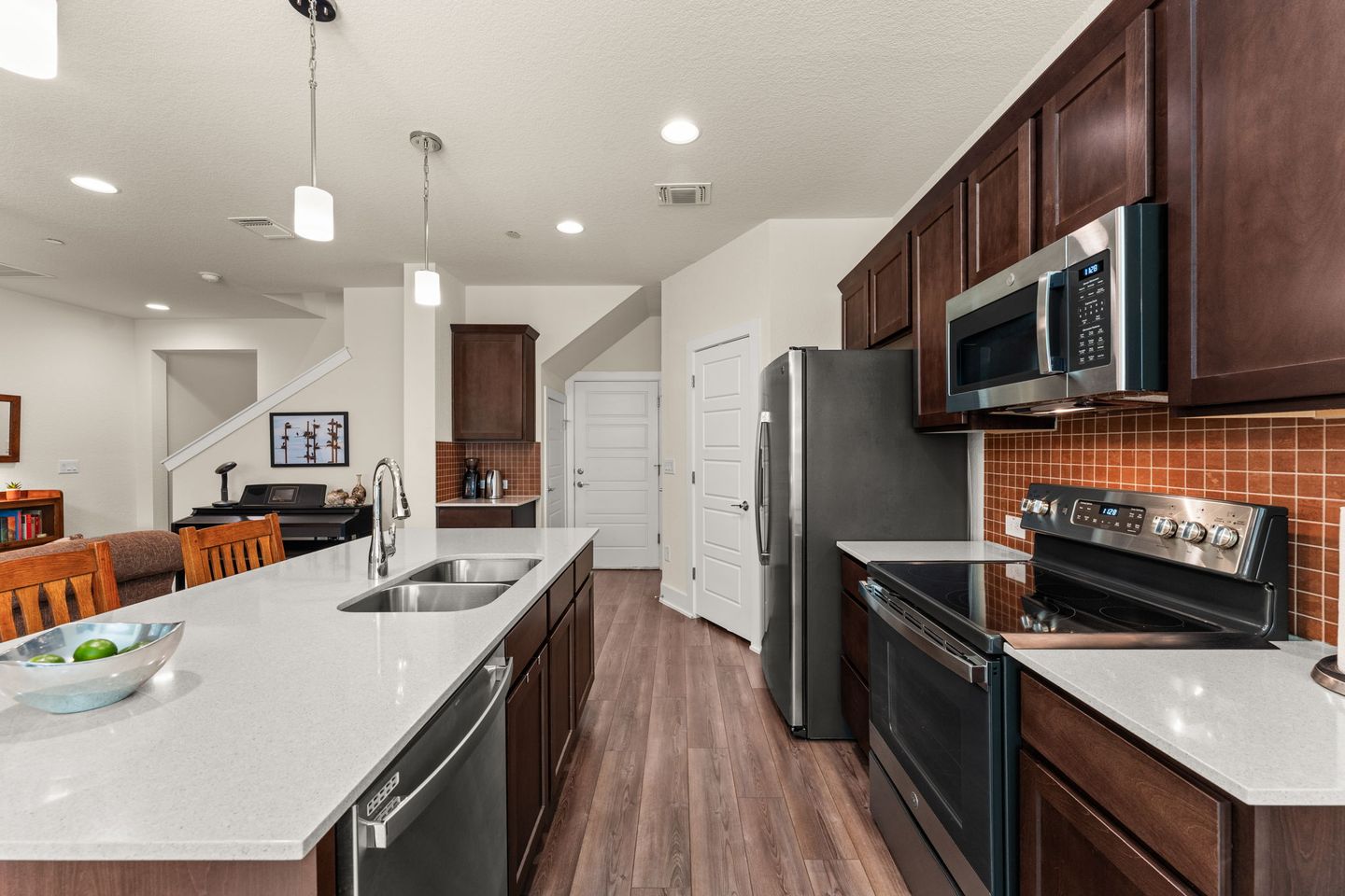 9-web-or-mls-1717-roseburg-dr-7.jpg
