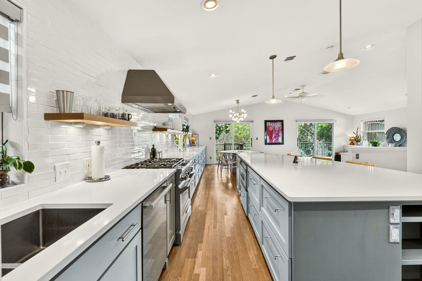 9-web-or-mls-1800-w-10th-st-(9-of-34).jpg