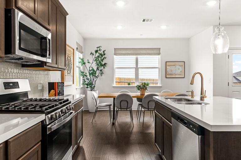 9-web-or-mls-2918-tavern-dr-(5-of-50)-1724364759.jpg