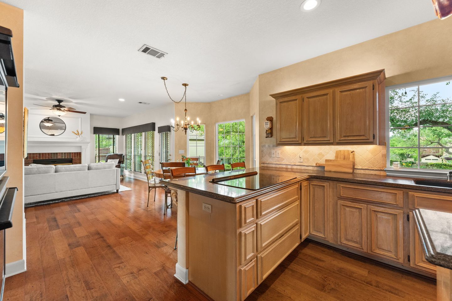 9-web-or-mls-558-peterson-ln-12.jpg