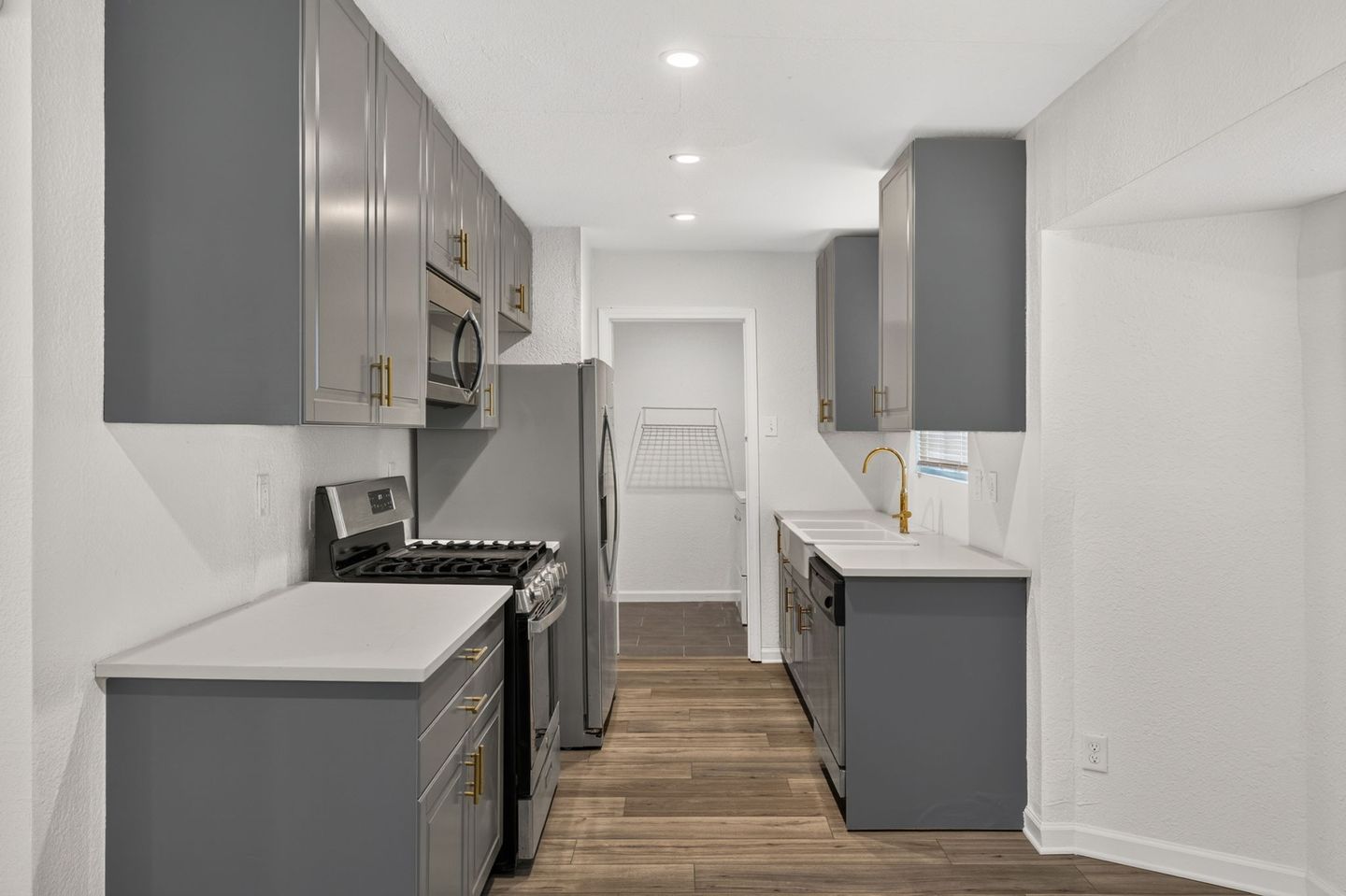 9-web-or-mls-6913-la-salle-dr-(9-of-25).jpg
