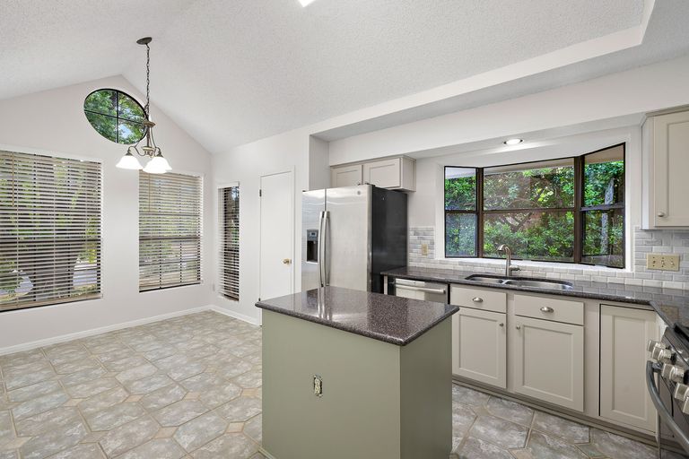 9-web-or-mls-8302-mendota-cove-kcp-081325---129.jpg