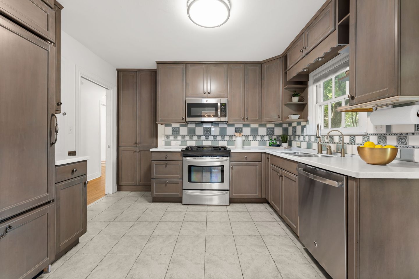 906d98ba-6-web-or-mls-1703-w-31st-st-14-of-26.jpg