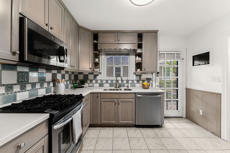a9be0a87-7-web-or-mls-1703-w-31st-st-15-of-26.jpg