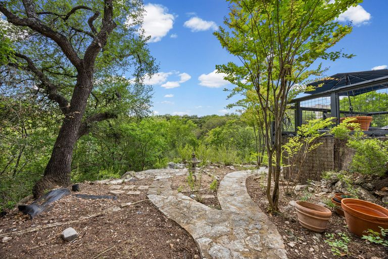 mt-bonnell-rd-25-1776288654.jpg